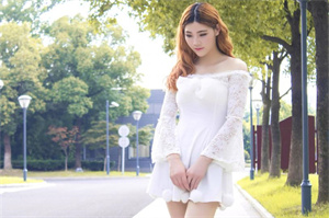 In the flickering lights, music collides with movement In the flickering lights, music collides with movement